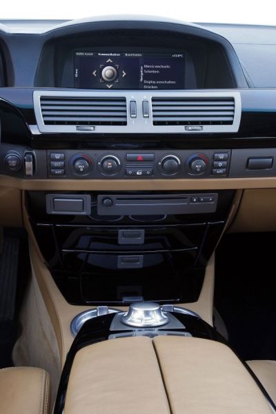 P90106972lowRes25-years-of-bmw-12-c